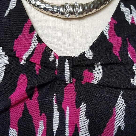 💖🖤HOT PINK, BLACK & WHITE PRINT TOP🖤💖 - Picture 3 of 8